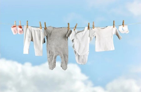 Όλα όσα πρέπει να ξέρουμε για το πώς πρέπει να πλένουμε τα ρούχα του μωρού μας